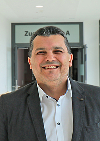 Portrai Einrichtungsleitung NGS-Einheit, lächelnder Herr in schwarzem Sakko und weißem Hemd